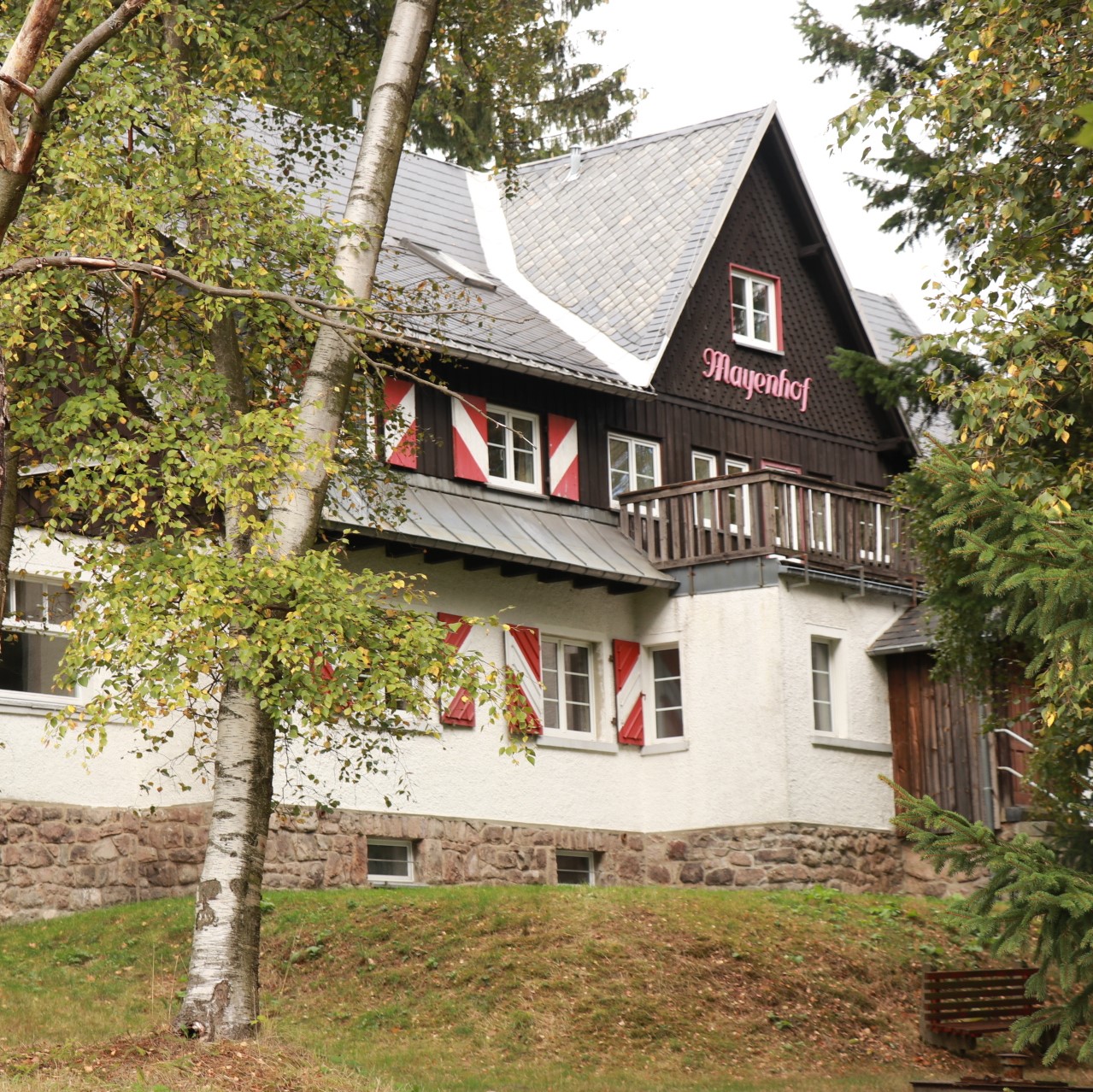 tl_files/kreuzgymnasium/files/Mayenhof/Mayenhof Front2 Quadrat.JPG