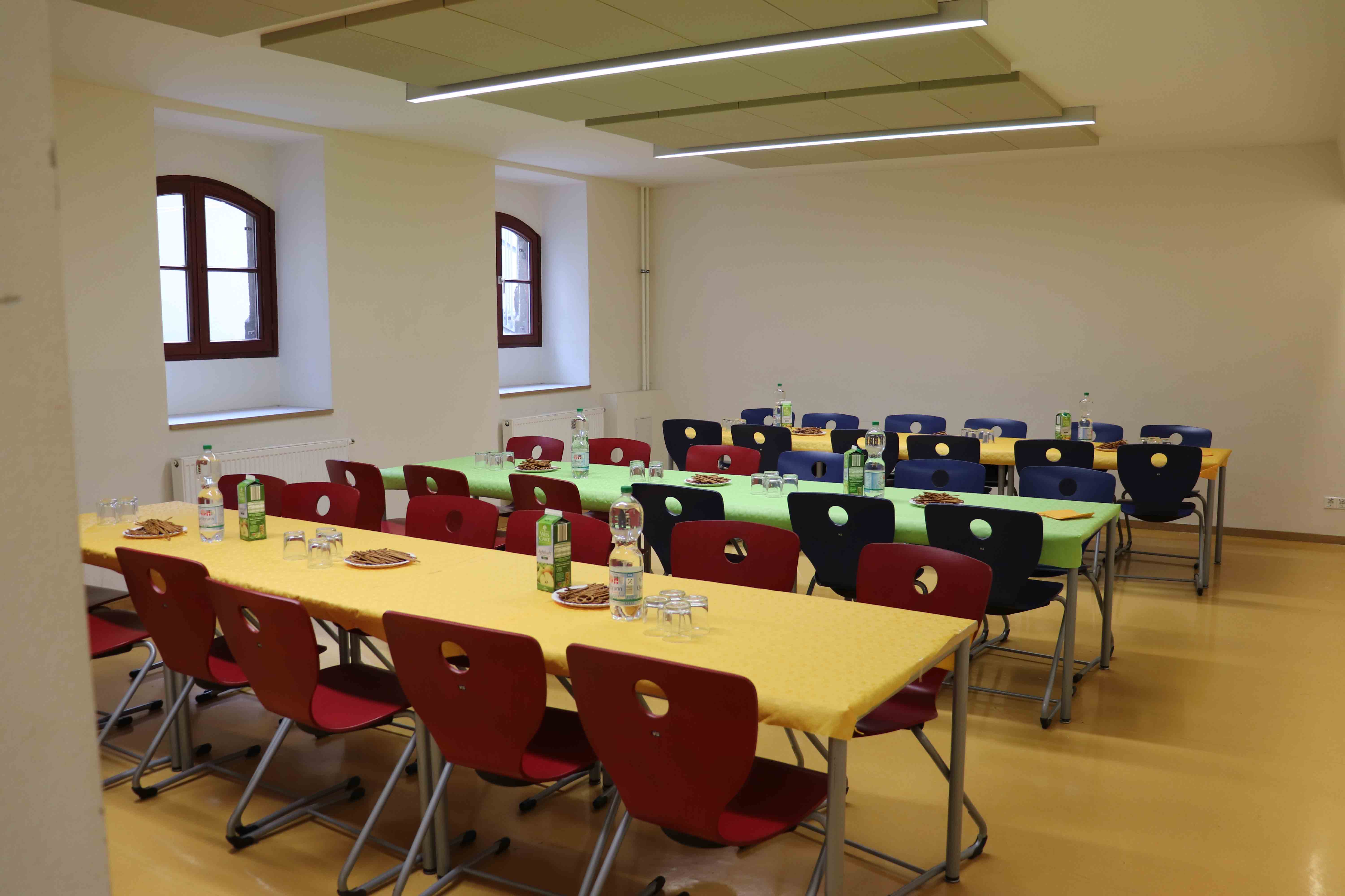 tl_files/kreuzgymnasium/files/Zwiebelkuchenessen/Mensa.jpg