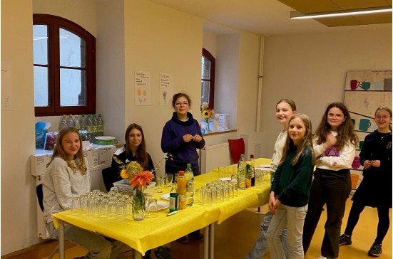 tl_files/kreuzgymnasium/files/Zwiebelkuchenessen/Zwiebelkuchenessen_2025_2.jpg